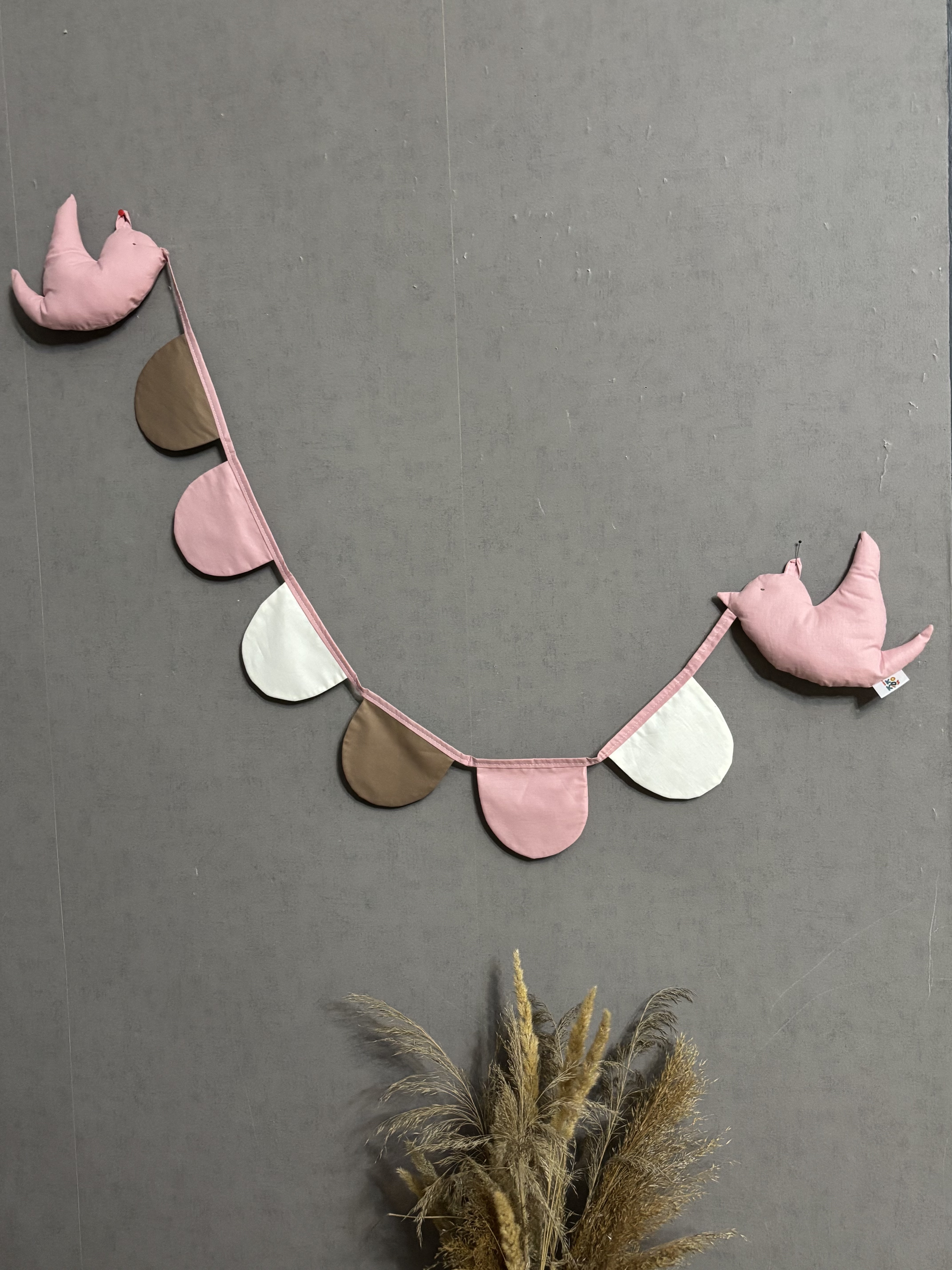 ბეჟი კარავი, სპილო და ვარსკვლავი ბალიშებით