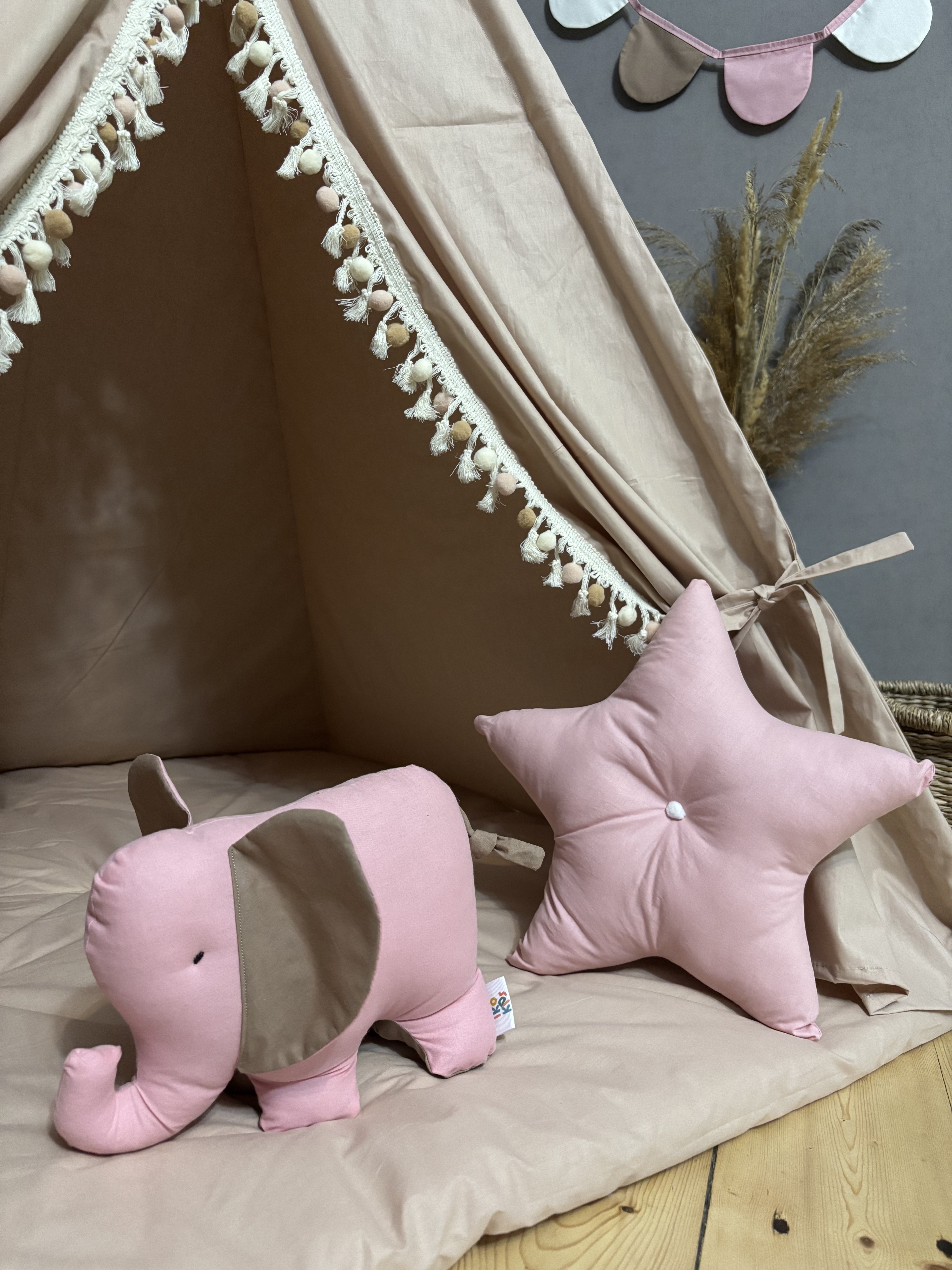 ბეჟი კარავი, სპილო და ვარსკვლავი ბალიშებით