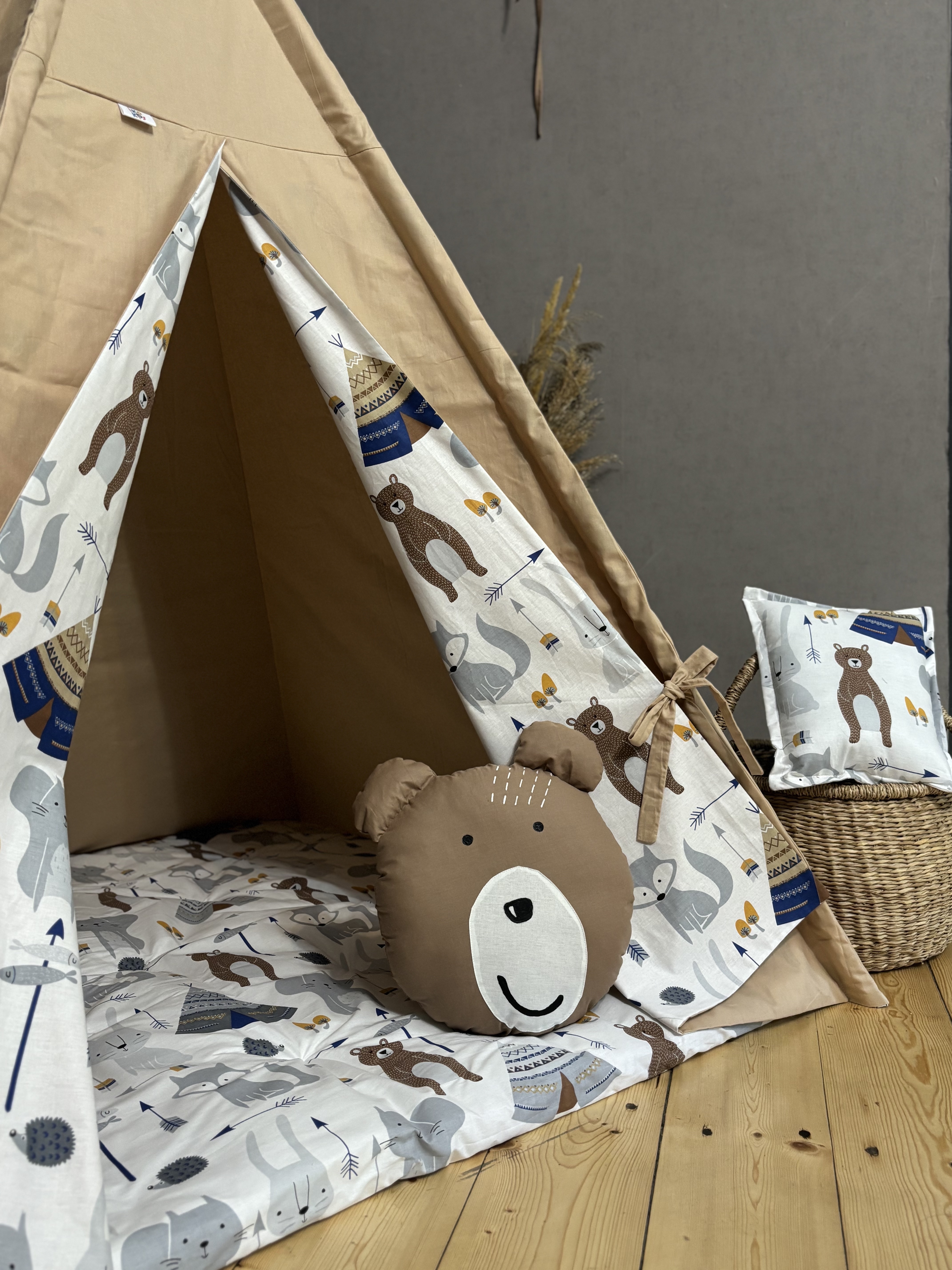 კრემისფერი კარავი, დათუნია და ოთხკუთხედი ბალიშებით