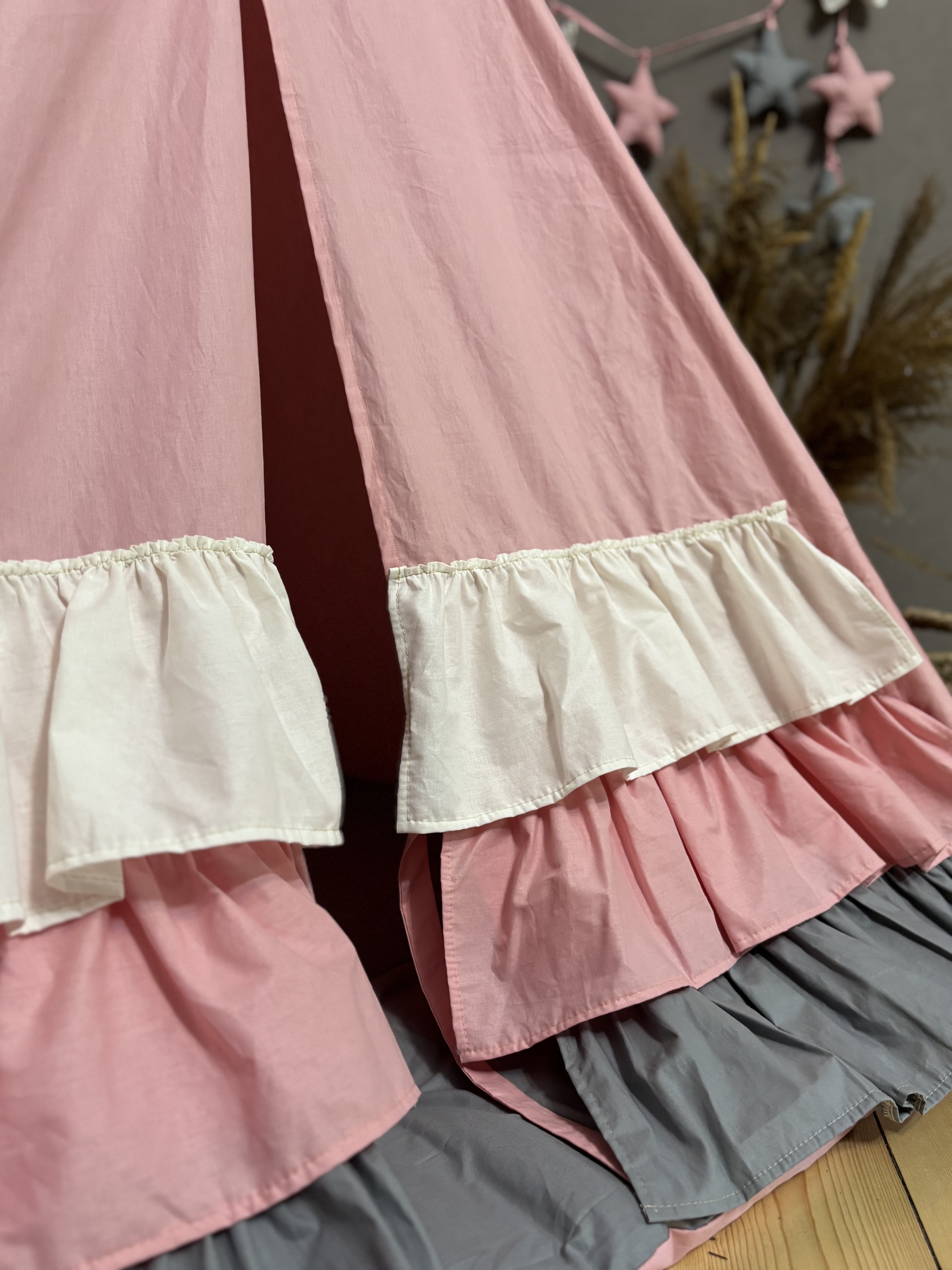 ვარდისფერი კარავი ვარსკვლავებით