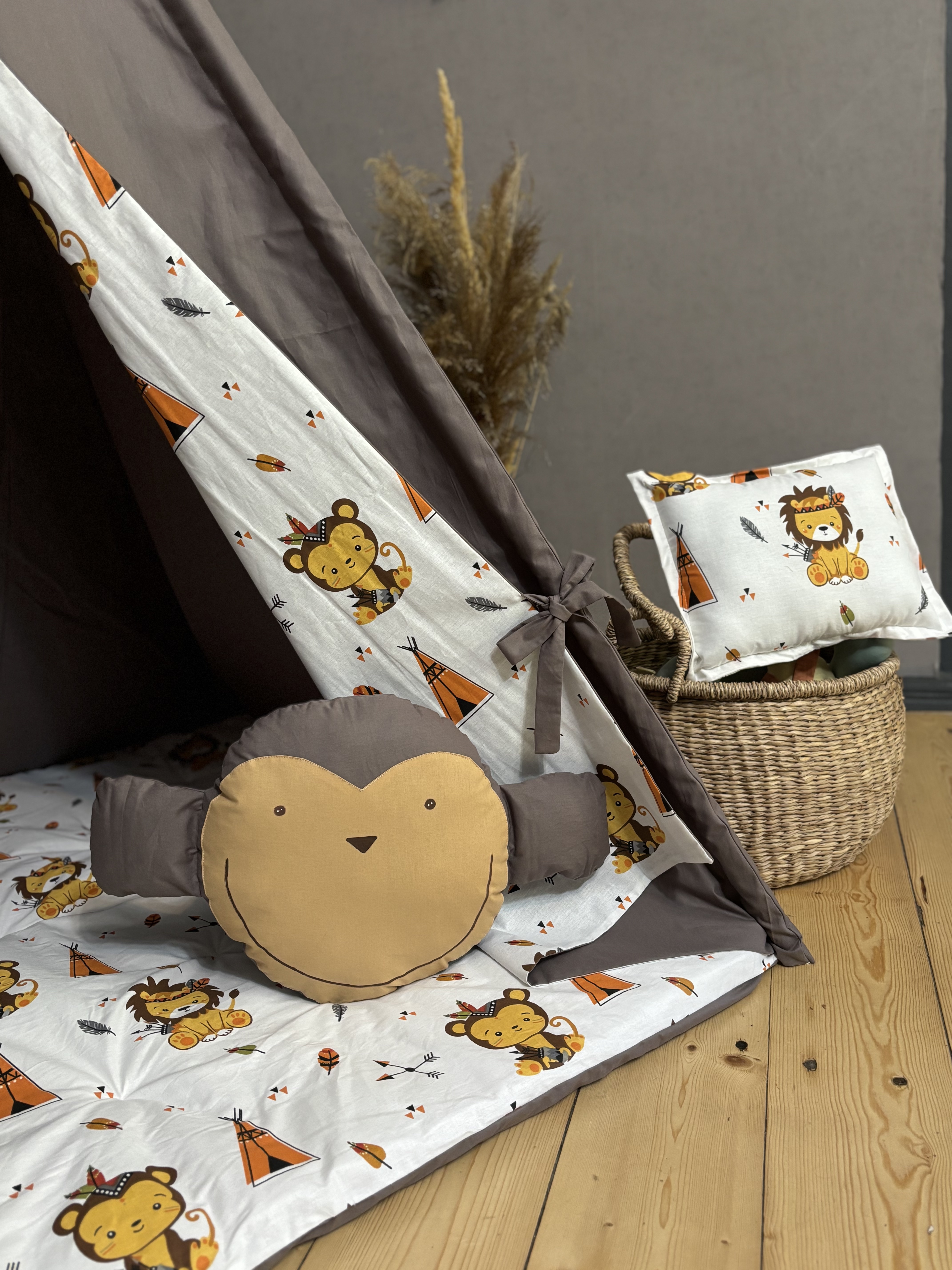 ყავისფერი კარავი ცხოველებიანი პრინტით, მაიმუნი და ოთხკუთხედი ბალიშებით