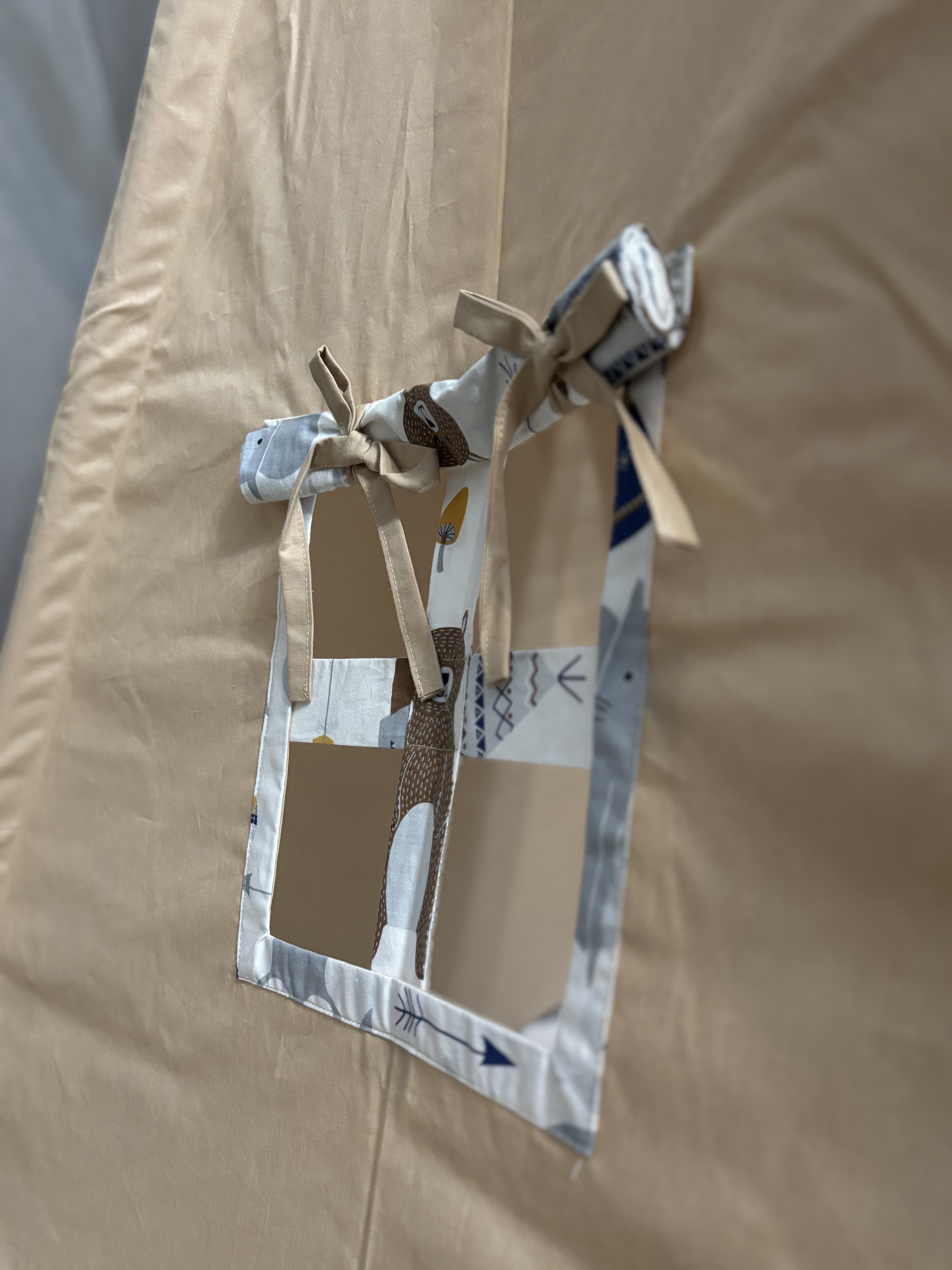 კრემისფერი კარავი, დათუნია და ოთხკუთხედი ბალიშებით