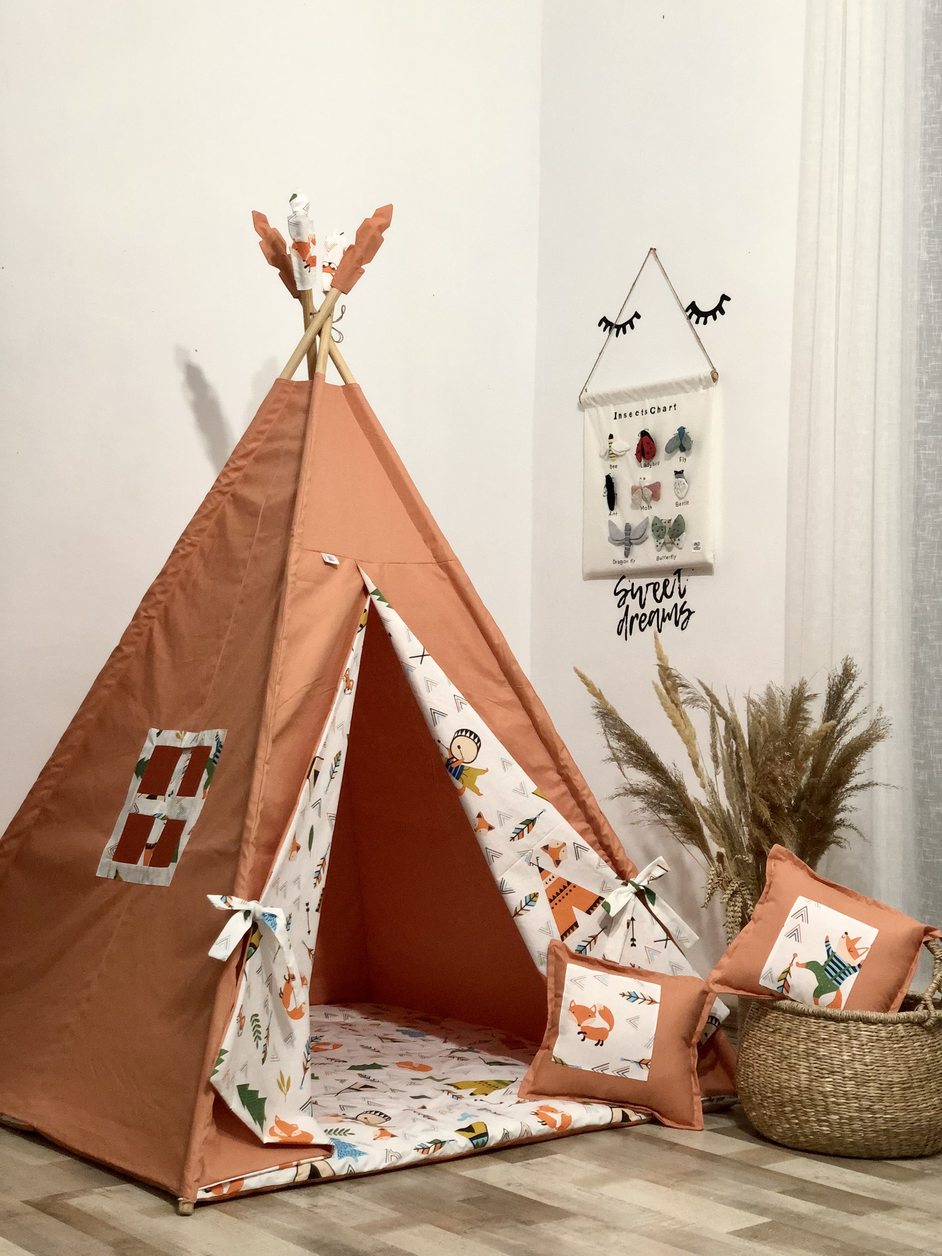 Brick tent with fox print and 2 pillows