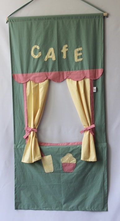 თეატრი - კაფე ყვითელი ფარდებით