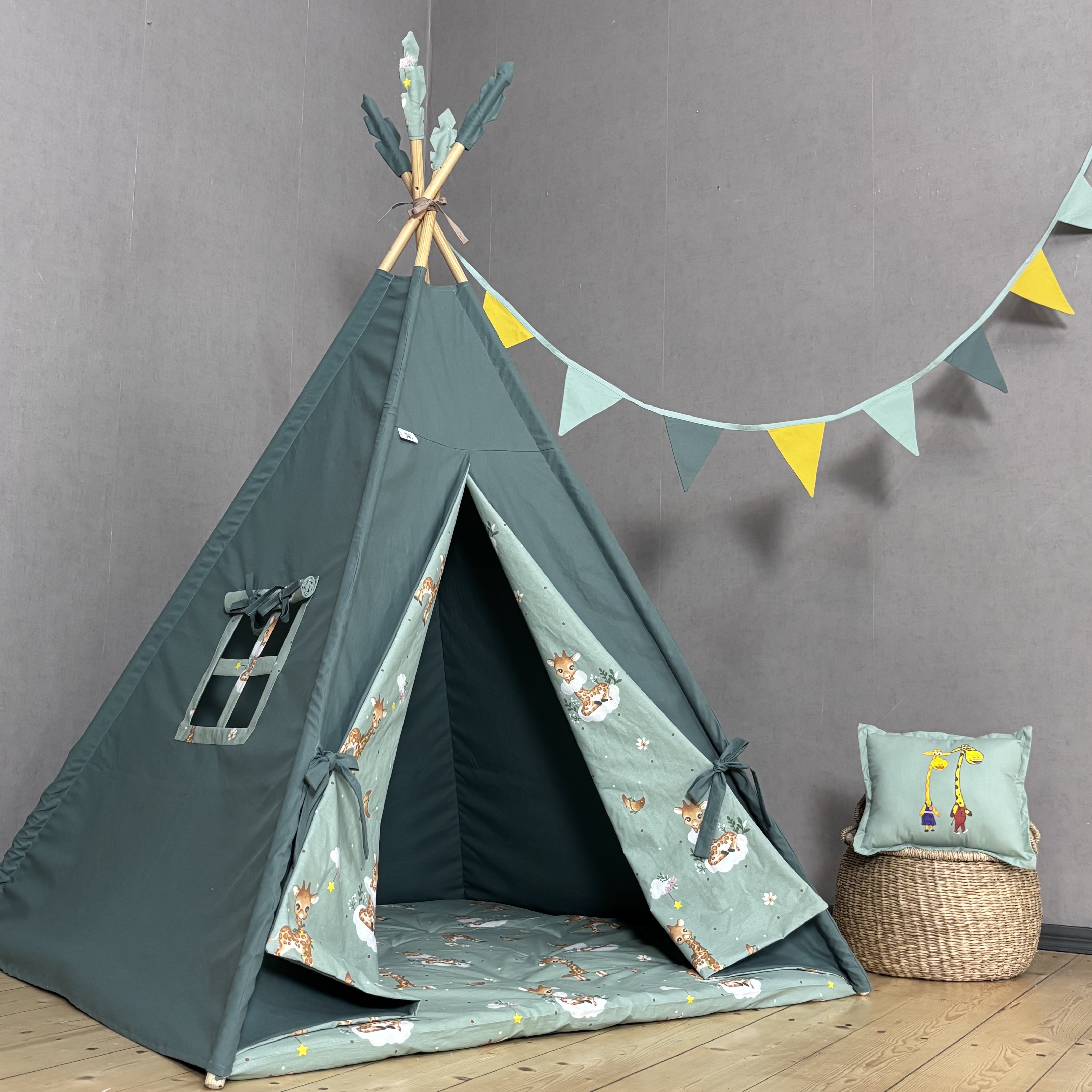 მწვანე კარავი ჟირაფებით და ფერადი დროშებით