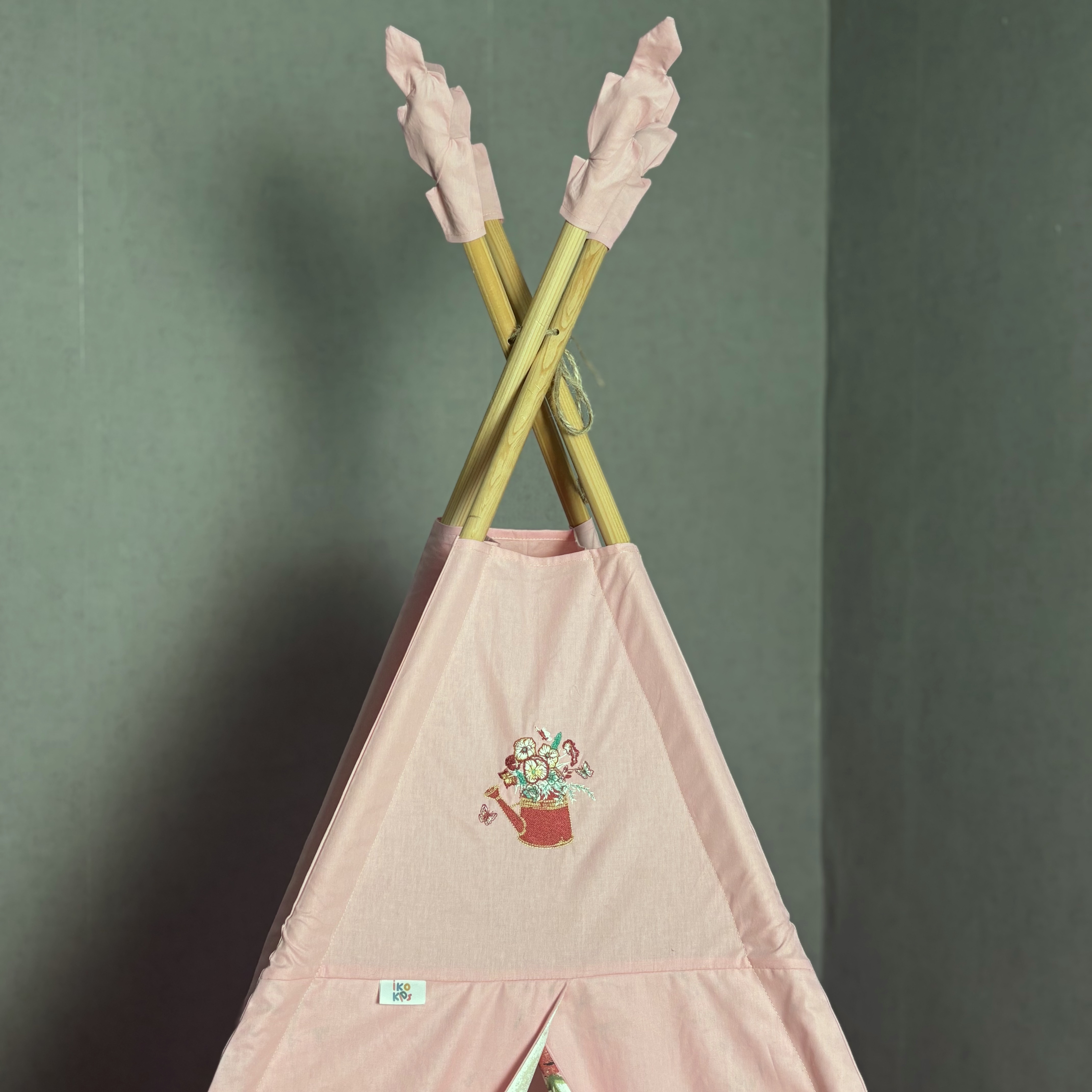 ვარდისფერი კარავი ყვავილებიანი პრინტით და წვეროზე ნაქარგით