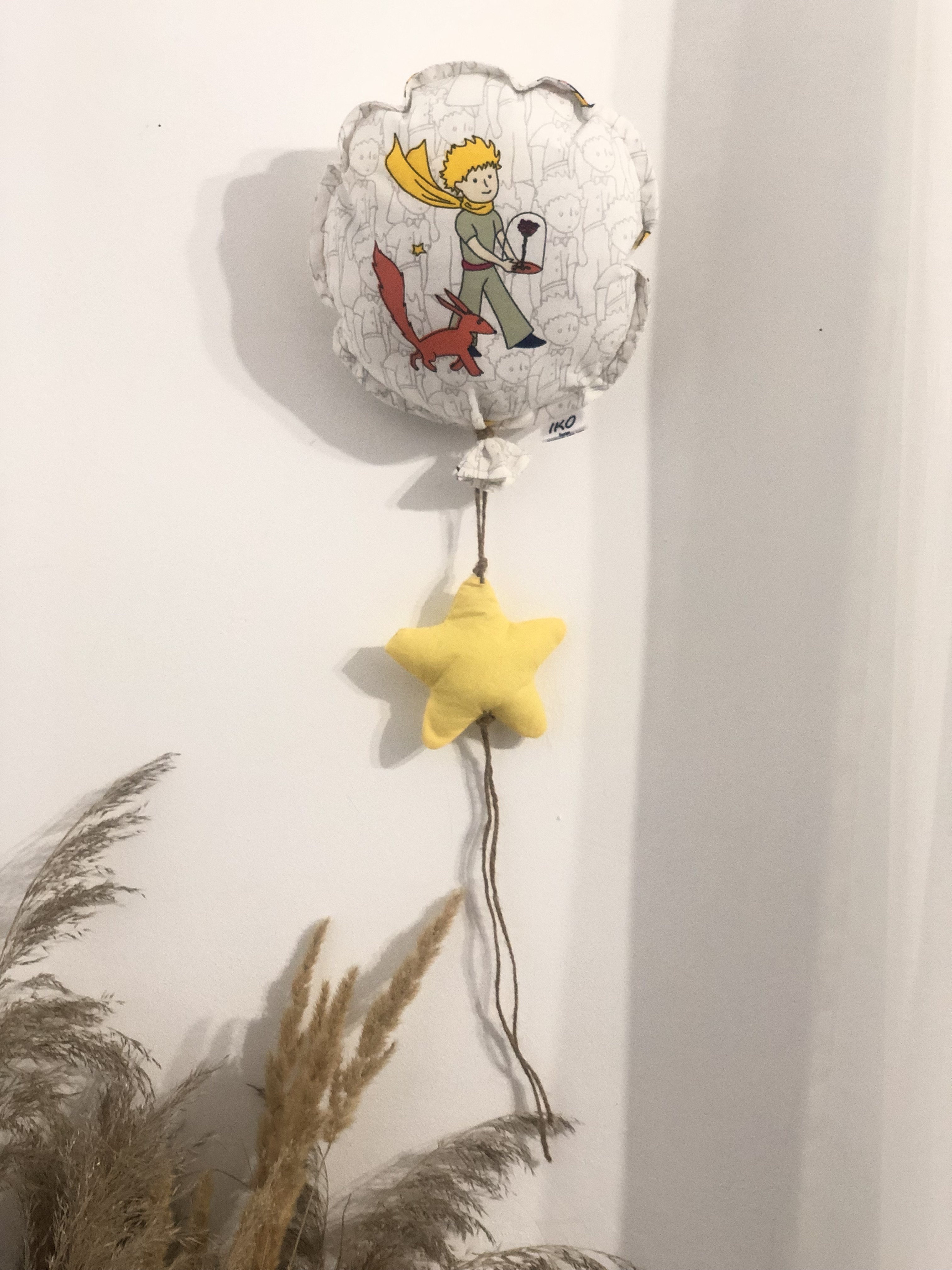 Room decoration with a balloon with a little prince