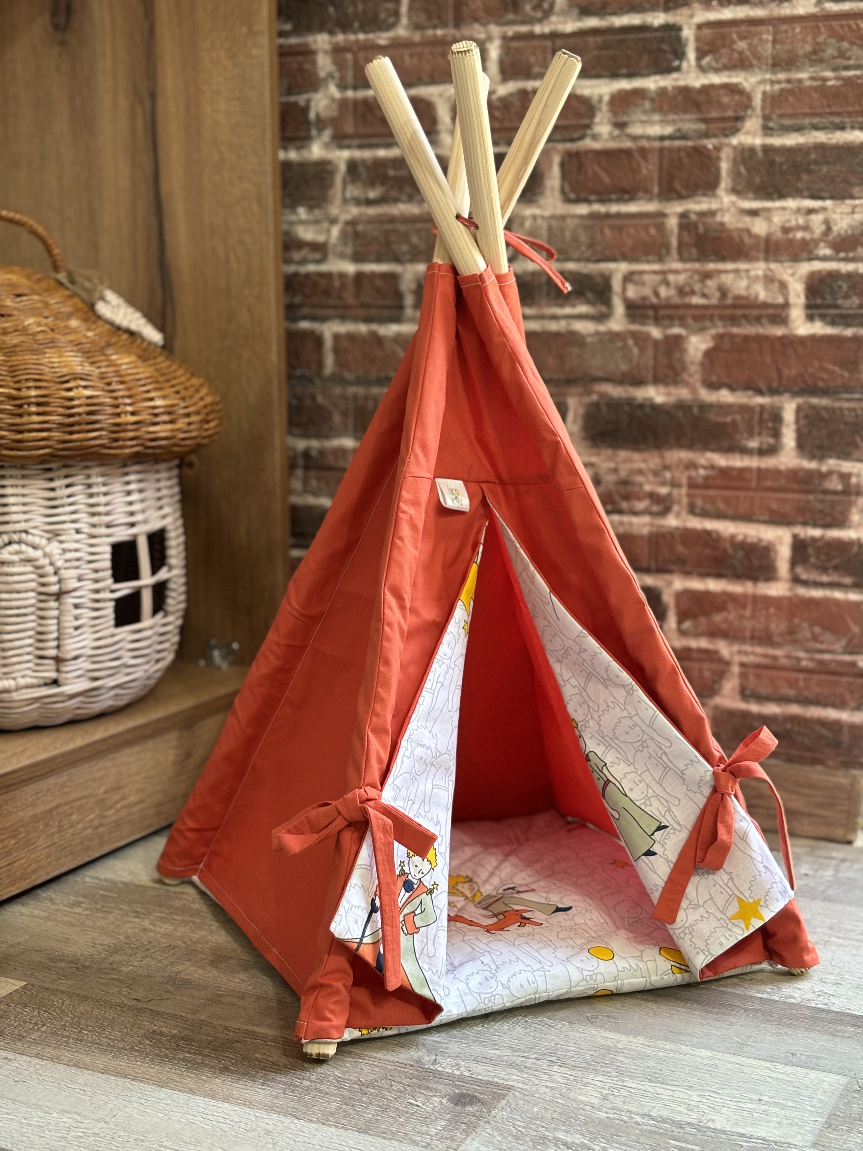 Doll tent with "Little Prince" print